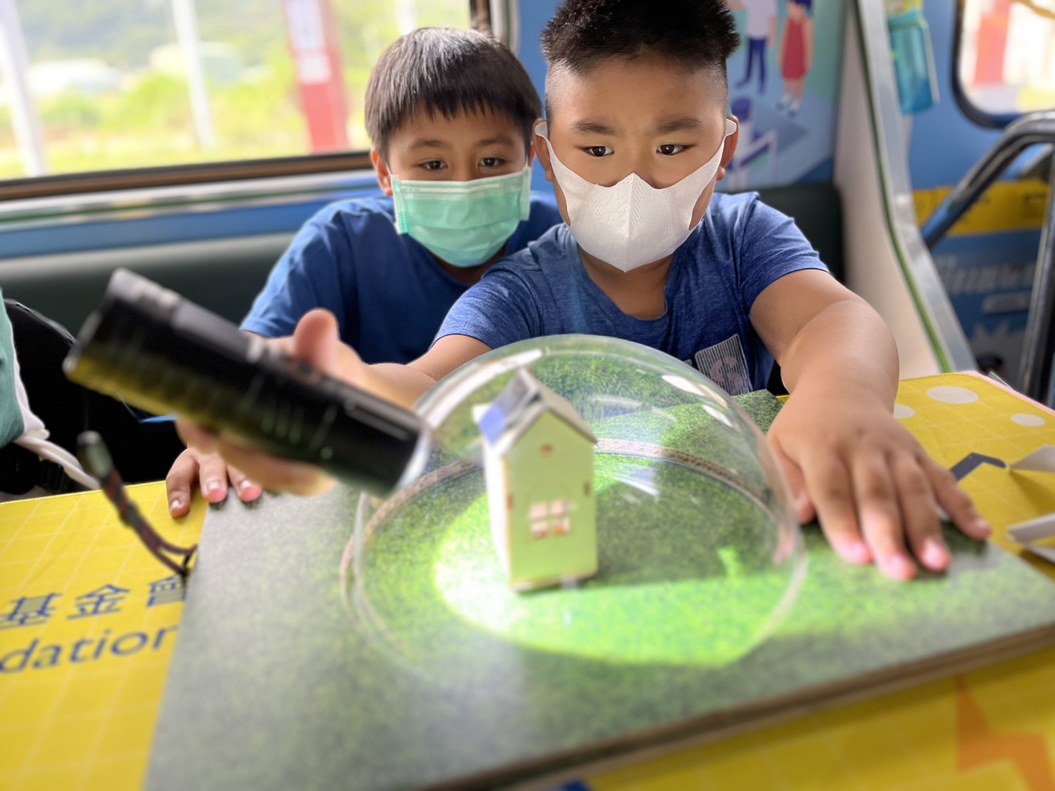 5001拉斯维加斯參與基礎科學主題車廂，以STEAM教學精神，設計「逐日科學家」、「太陽能工程師」以及「淨零建築師」三大能源科普課程和實驗